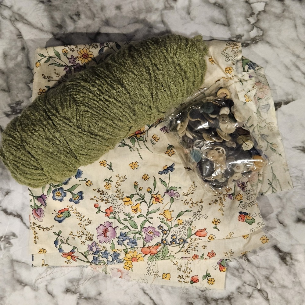 Vintage Craft Supply Lot Fabric Swatch Yarn Skein Mixed Buttons DIY - Picture 2 of 4